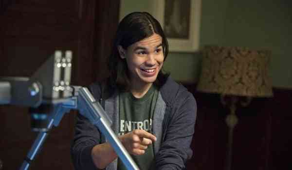 The Flash -- "The Nuclear Man" -- Image FLA113B_0354b -- Pictured Carlos Valdes as Cisco Ramon -- Photo: Cate Cameron/The CW -- ÃÂ© 2015 The CW Network, LLC. All rights reserved.
