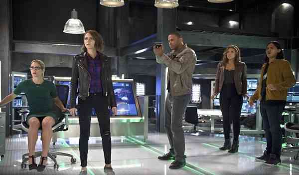 The Flash -- "Legends of Today" -- Image FLA208A_0222b.jpg -- Pictured (L-R): Emily Bett Rickards as Felicity Smoak, Willa Holland as Thea Queen, David Ramsey as John Diggle, Ciara Renee as Kendra Saunders, Carlos Valdes as Cisco Ramon -- Photo: Diyah Pera/The CW -- ÃÂ© 2015 The CW Network, LLC. All rights reserved.
