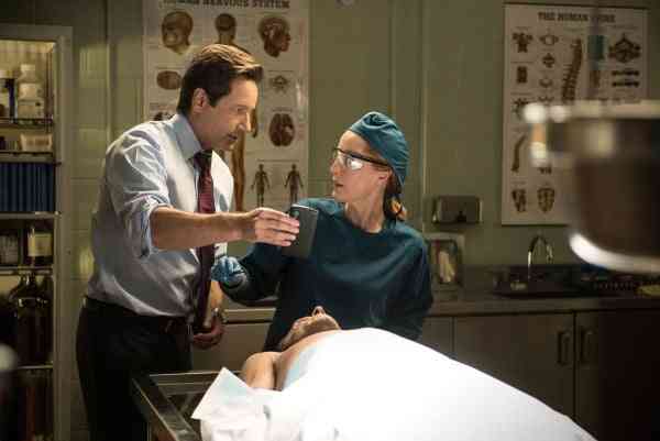Mulder and Scully Autopsy - Mulder & Scully Meet The Were-Monster