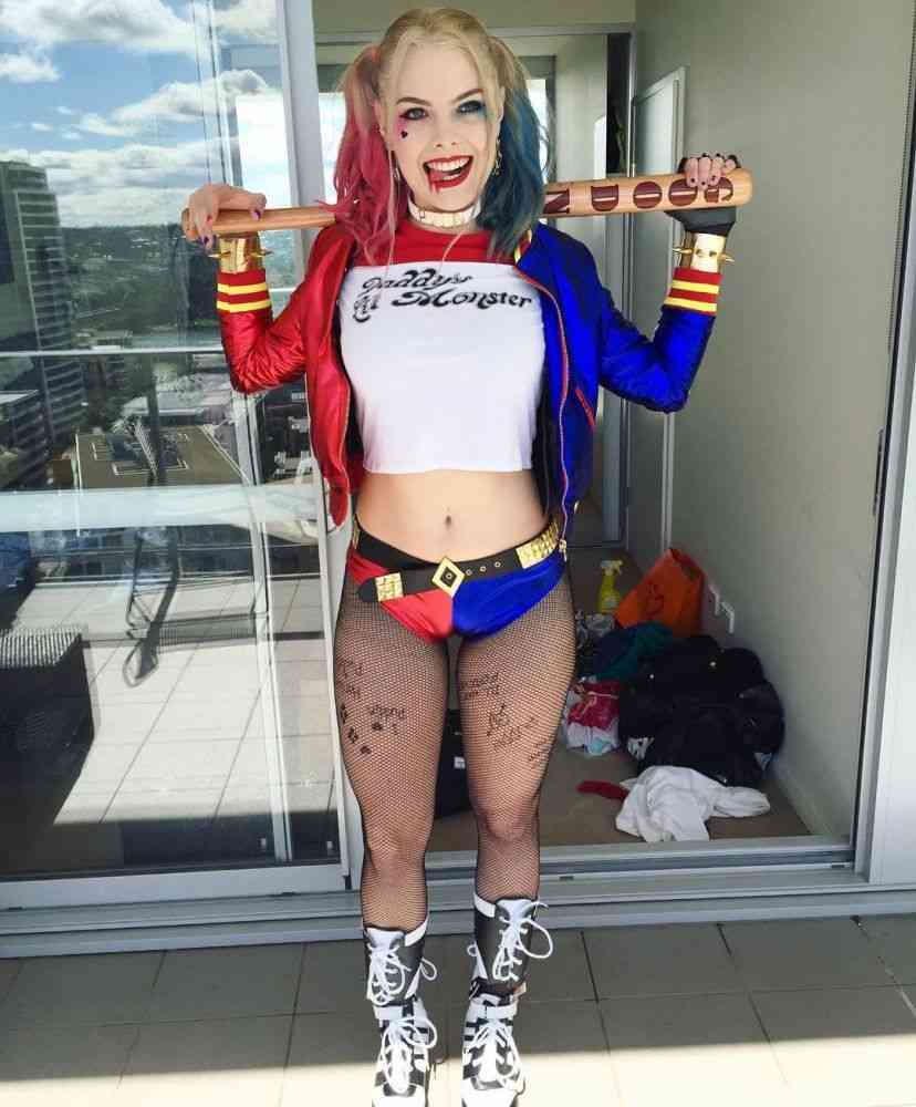 Gorgeous And Twisted Harley Quinn Cosplayer Looks Just Like Margot Robbie