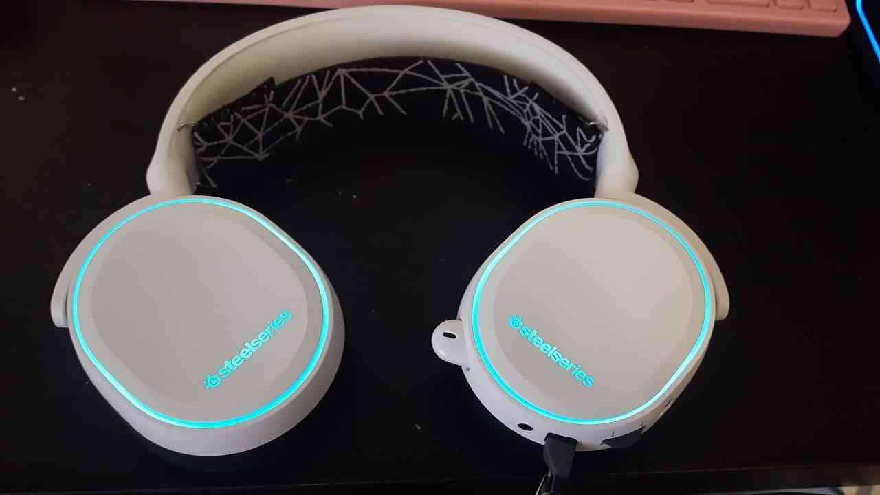Arctis 5 Headset Review - Colorshift into High Gear | COGconnected